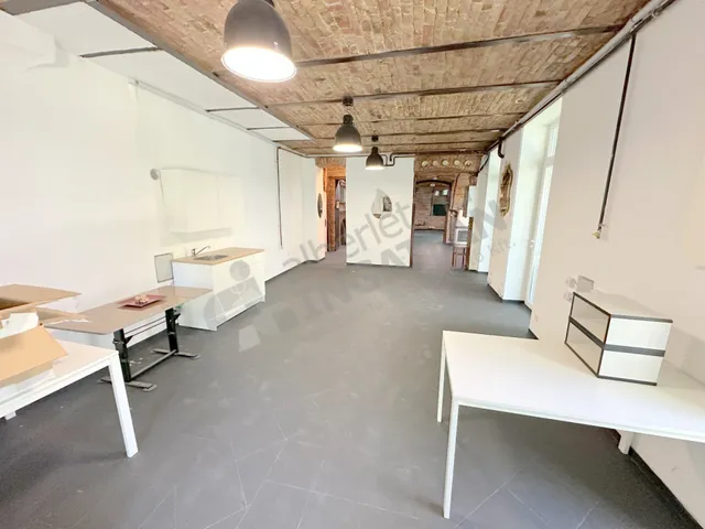 Kiadó kereskedelmi és ipari ingatlan Budapest XII. kerület, Szilágyi Erzsébet fasor 180 nm