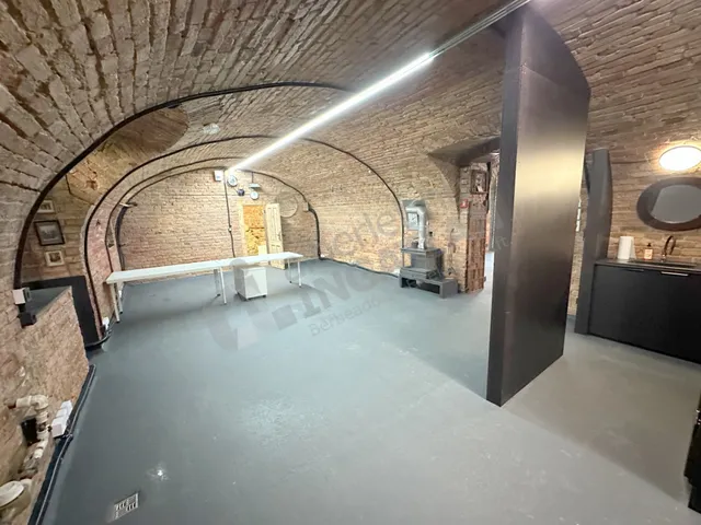 Kiadó kereskedelmi és ipari ingatlan Budapest XII. kerület, Szilágyi Erzsébet fasor 180 nm