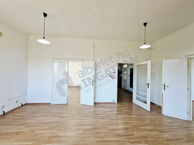 Kiadó kereskedelmi és ipari ingatlan Budapest XI. kerület, Sashegy, Radvány utca 110 nm