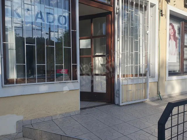 Kiadó kereskedelmi és ipari ingatlan Budapest II. kerület, Máriaremetei út 25 nm