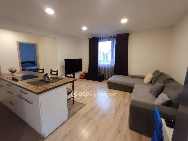 Eladó kereskedelmi és ipari ingatlan Pusztaszabolcs 81 nm