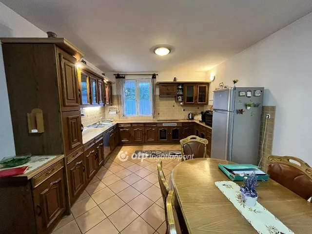 Eladó ház Nagyvenyim 340 nm