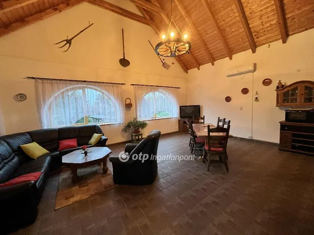 Eladó ház Nagyvenyim 340 nm