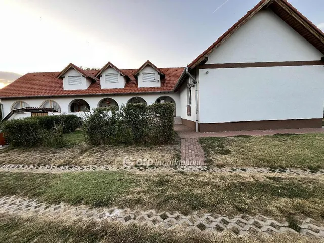 Eladó ház Nagyvenyim 340 nm