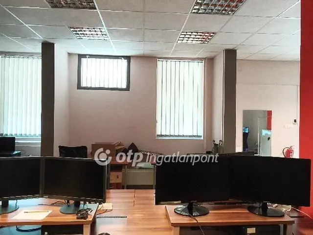 Eladó kereskedelmi és ipari ingatlan Dunaújváros, Római városrész 85 nm