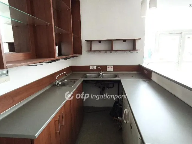 Eladó kereskedelmi és ipari ingatlan Dunaújváros 337 nm