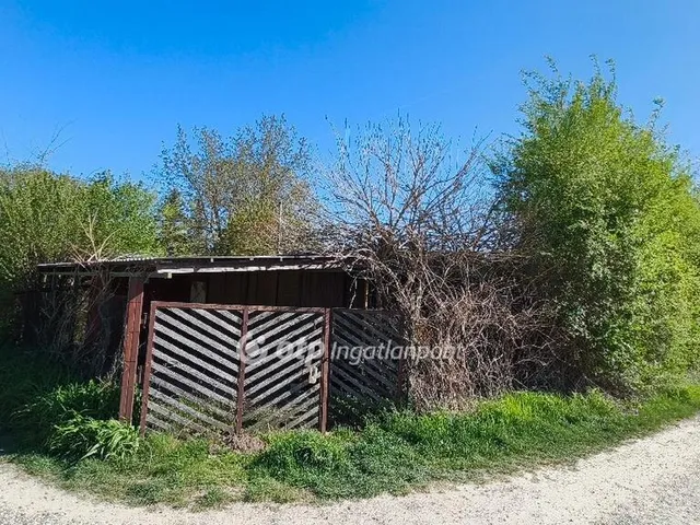 Eladó telek Dunaújváros 1633 nm