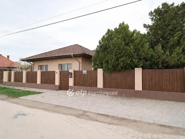 Eladó ház Tass 170 nm