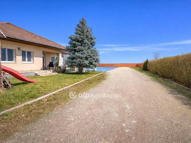 Eladó ház Tass 170 nm