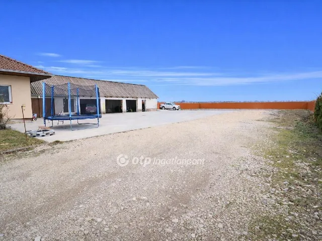 Eladó ház Tass 170 nm