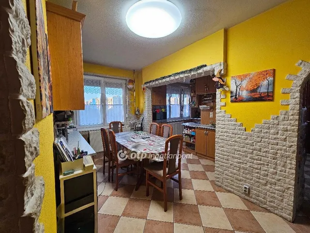 Eladó lakás Dunaújváros 88 nm