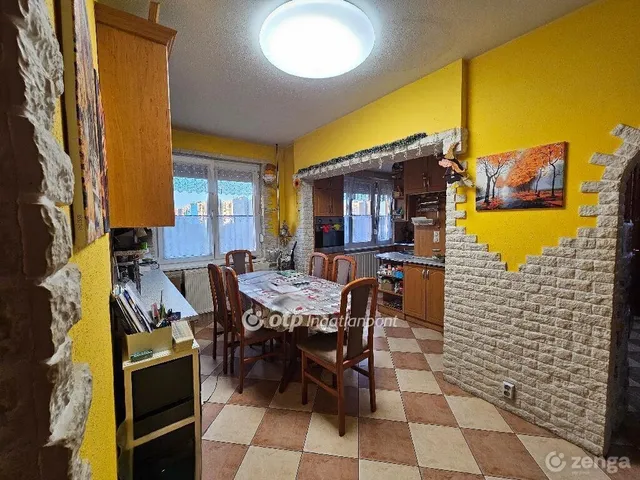 Eladó lakás Dunaújváros 88 nm