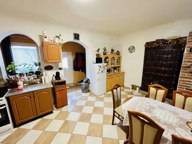 Eladó ház Árpás, Kápolna tér 97 nm