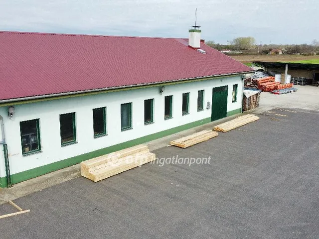 Eladó kereskedelmi és ipari ingatlan Debrecen, Nagy Mihály-kert 960 nm