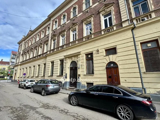 Eladó kereskedelmi és ipari ingatlan Debrecen 75 nm