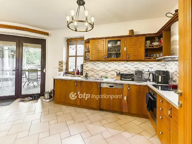 Eladó ház Velence, Bencehegy 250 nm