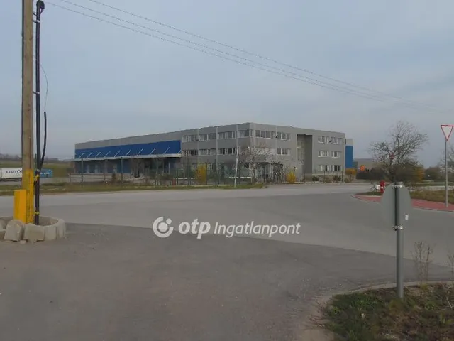 Eladó telek Sóskút 84382 nm