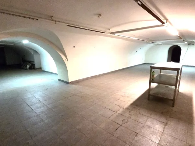 Kiadó kereskedelmi és ipari ingatlan Budapest VI. kerület, Nagykörúton kívüli terület 350 nm