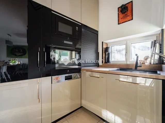 Eladó ház Budapest III. kerület, Testvérhegy 260 nm