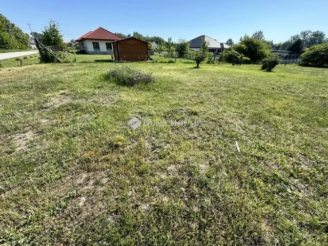 Eladó telek Szigetmonostor 760 nm