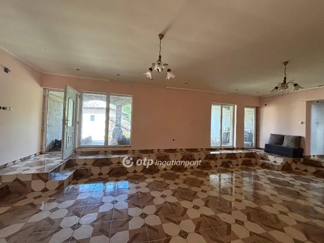 Eladó ház Dombrád 246 nm