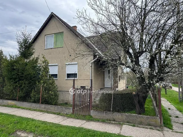 Eladó ház Tiszacsege 239 nm