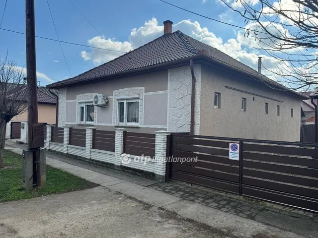 Eladó ház Tiszacsege 285 nm