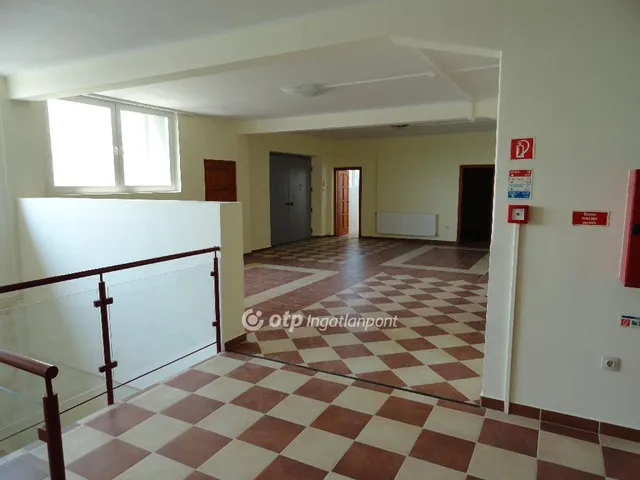 Kiadó kereskedelmi és ipari ingatlan Pécs 1000 nm