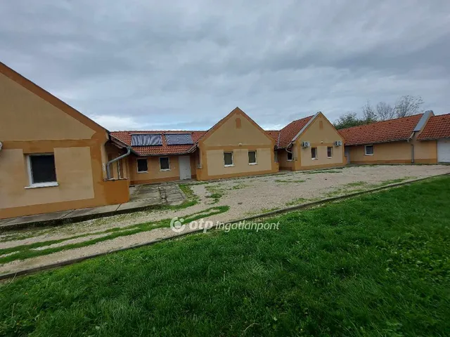 Eladó kereskedelmi és ipari ingatlan Dávod 250 nm
