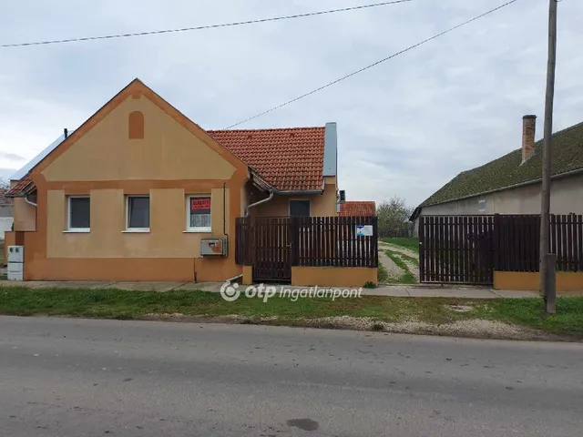Eladó kereskedelmi és ipari ingatlan Dávod 250 nm