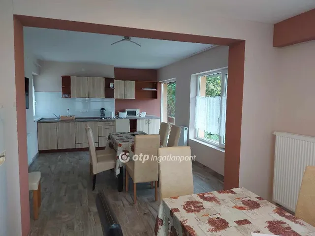 Eladó kereskedelmi és ipari ingatlan Dávod 250 nm