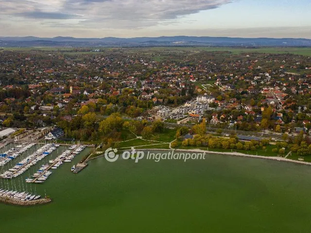 Eladó lakás Balatonkenese 168 nm