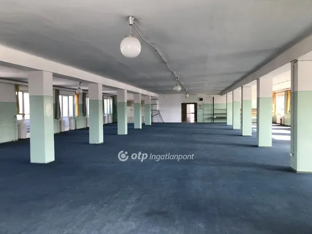 Kiadó kereskedelmi és ipari ingatlan Komló 3000 nm