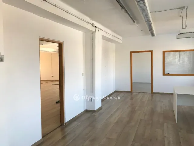 Kiadó kereskedelmi és ipari ingatlan Komló 3000 nm