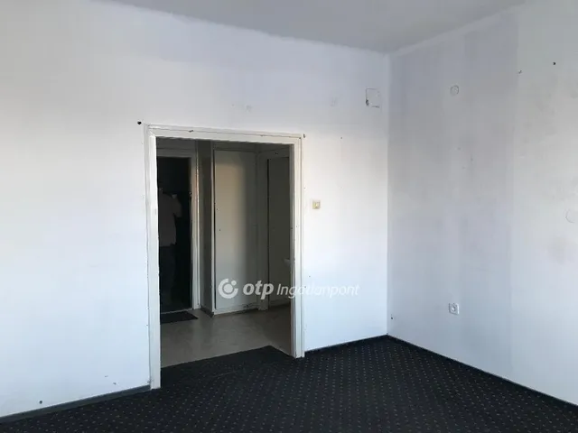 Kiadó kereskedelmi és ipari ingatlan Komló 3000 nm