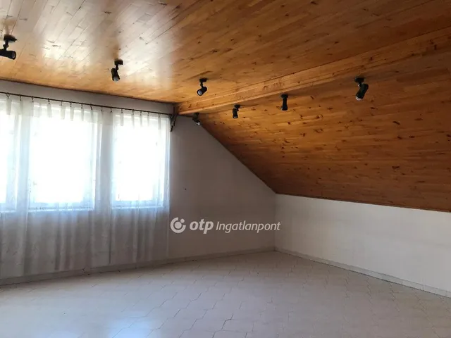 Eladó kereskedelmi és ipari ingatlan Komló 343 nm