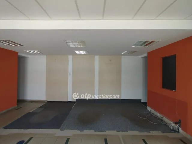 Eladó kereskedelmi és ipari ingatlan Sásd 157 nm