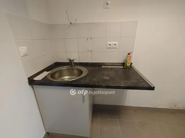 Eladó kereskedelmi és ipari ingatlan Sásd 157 nm