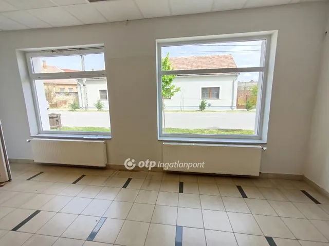 Eladó kereskedelmi és ipari ingatlan Sásd 157 nm