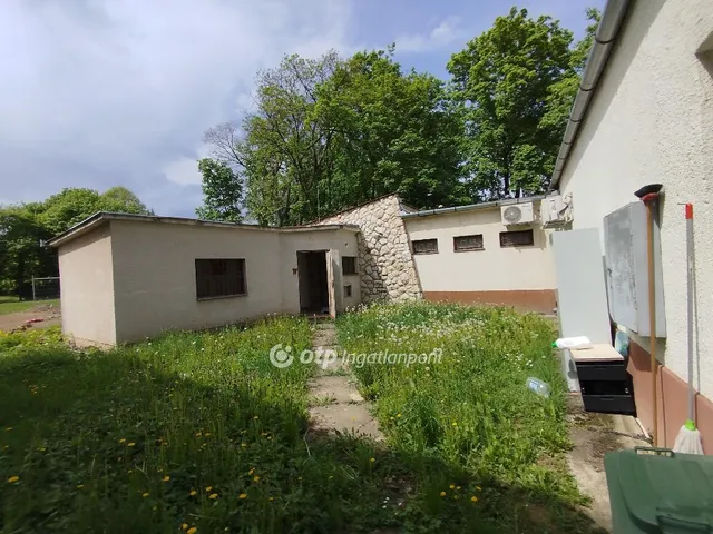 Eladó kereskedelmi és ipari ingatlan Sásd 157 nm