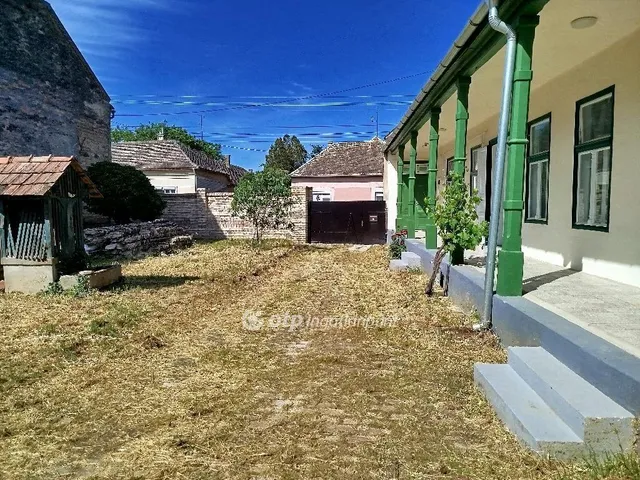 Eladó ház Bátaszék 240 nm