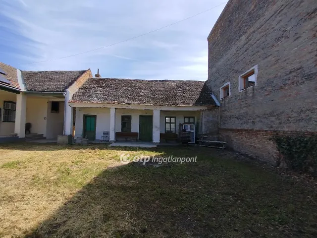 Eladó ház Bátaszék 240 nm