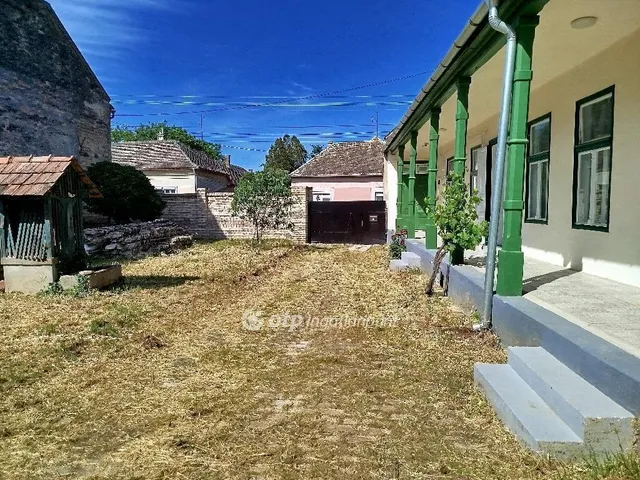 Eladó ház Bátaszék 240 nm