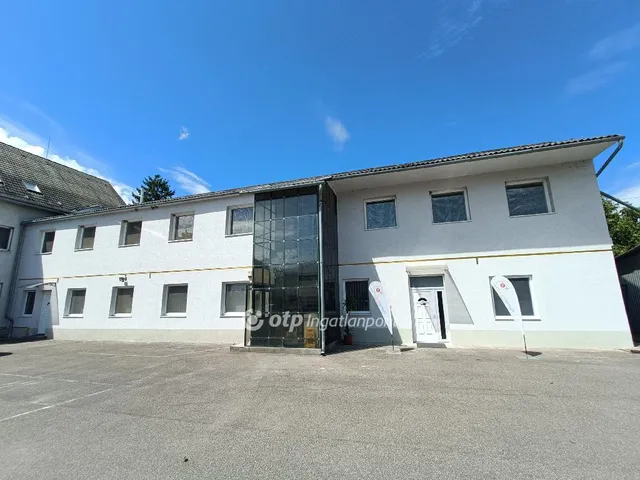 Eladó kereskedelmi és ipari ingatlan Paks 2732 nm