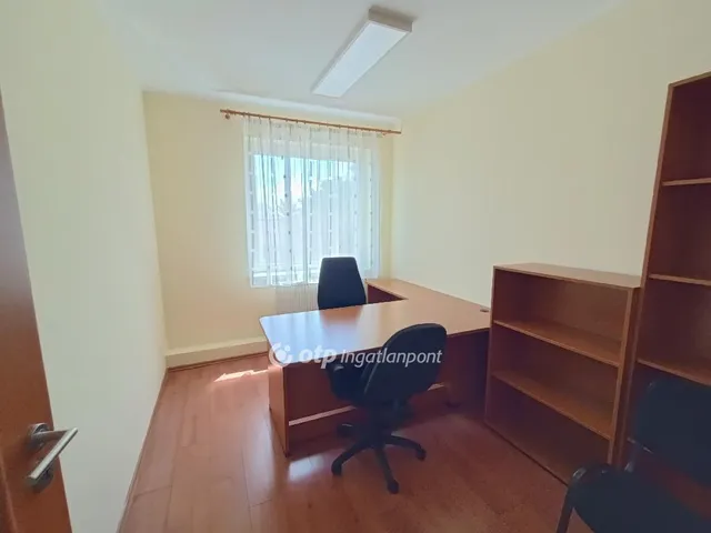 Eladó kereskedelmi és ipari ingatlan Paks 2732 nm