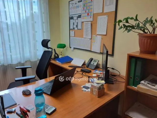 Eladó kereskedelmi és ipari ingatlan Paks 2732 nm