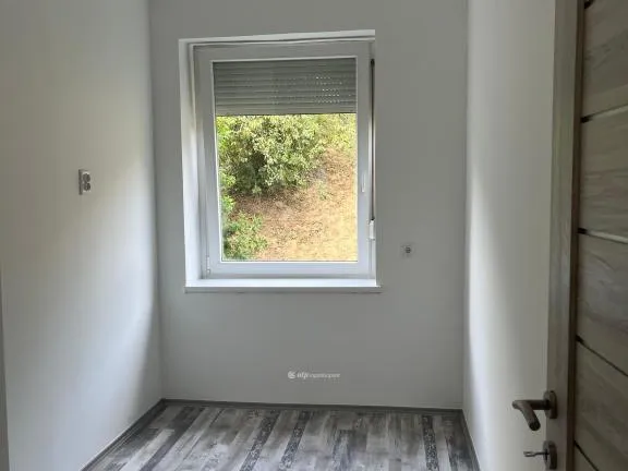 Eladó lakás Komló 56 nm