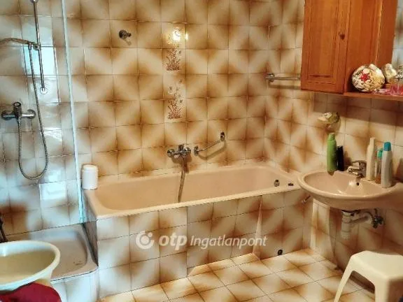 Eladó ház Komló 280 nm