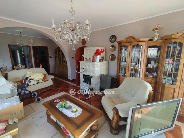 Eladó ház Komló 280 nm