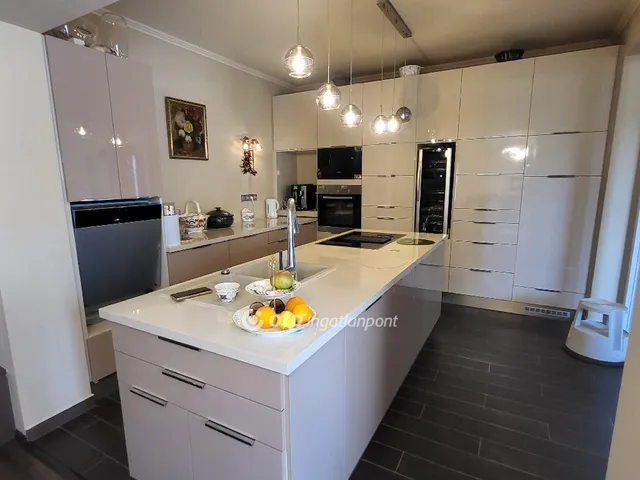 Eladó ház Balatonszárszó 210 nm